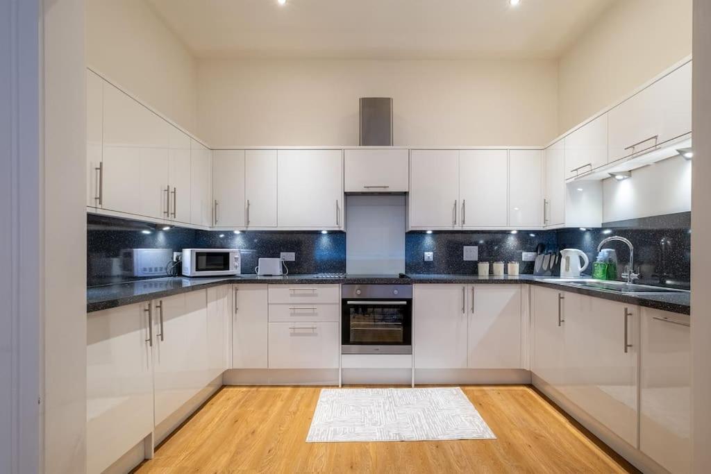 2 Bed 2 Bath Spacious Apartment In Central Aberdeen Ngoại thất bức ảnh
